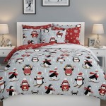 Pościel bawełniana 220x200 cm w szarym kolorze z motywem pingwinów w czapkach, śnieżynkami i czerwonymi akcentami. Zestaw zawiera poszewki na poduszki i narzutę, ułożony na łóżku w jasnym wnętrzu.