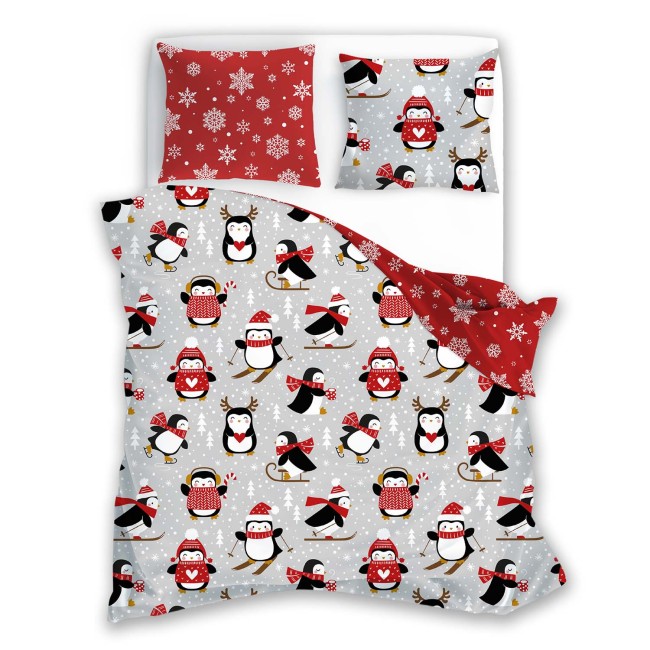 Pościel bawełniana w rozmiarze 220x200 cm z wzorem pingwinów w czapkach i śnieżynkami na szarym tle. Poszewki w kolorze czerwonym z białymi płatkami śniegu. Produkt rozłożony, ukazuje detale wzoru i kolorystykę.