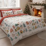 Pościel bawełniana w rozmiarze 220x200 cm, z motywem kolorowych domków i choinek w odcieniach białym i czerwonym. Zestaw składa się z narzuty oraz dwóch poszewek. Ułożony na łóżku, z widokiem na kominek i choinkę w tle.