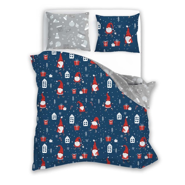 Pościel bawełniana w rozmiarze 220x200 cm z motywem czerwonych skrzatów i prezentów na niebieskim tle. Poduszki w kolorze szarym z drobnym wzorem świątecznym. Materiał gładki, z wyraźnymi detalami graficznymi.