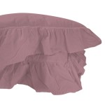 Pościel bawełniana w kolorze fioletowym z falbanką, rozmiar 220x200 cm. Materiał o ciekawym, lekko zmiętym wyglądzie, z wyraźnym marszczeniem przy krawędzi. Ujęcie z boku, ukazujące detal falbany.