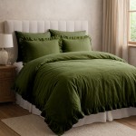 Pościel bawełniana 160x200 w kolorze oliwkowym, z dekoracyjną falbanką na krawędziach. Widoczna poduszka z falbanką oraz kołdra na łóżku, otoczone przytulnym wnętrzem. Tło w neutralnych odcieniach.