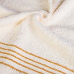 Komplet ręczników z bawełny w kolorze ecru, o gramaturze 500 g/m², zdobiony bordiurą w złote paski. Ręczniki o miękkiej, teksturowanej powierzchni, ułożone w lekki sposób, z widocznymi detalami wykończenia.