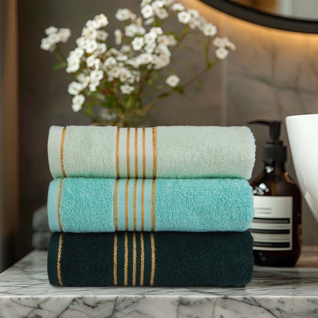 Komplet ręczników z bawełny w eco pudełku kolor jasno zielony, miętowy z bordiurą w złote paski 500 g/m2 TIWANO 2 kpl.
