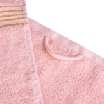 Komplet ręczników z bawełny w eco pudełku kolor jasno różowy z bordiurą w złote paski 500 g/m2 TIWANO 2 kpl.