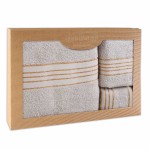 Komplet ręczników z bawełny w eco pudełku kolor jasny szary z bordiurą w złote paski 500 g/m2 TIWANO 3 kpl.