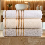 Komplet ręczników z bawełny w eco pudełku kolor biały z bordiurą w złote paski 500 g/m2 TIWANO 3 kpl.