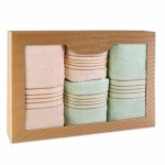 Komplet ręczników z bawełny w eco pudełku krem i jasny zielony z bordiurą w złote paski 500 g/m2 TIWANO 4 kpl.