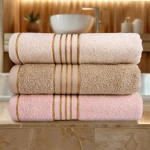 Komplet ręczników z bawełny w eco pudełku beżowy i jasny turkus z bordiurą w złote paski 500 g/m2 TIWANO 4 kpl.