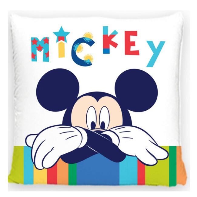 Poduszka dziecięca 40x40 cm z wizerunkiem Myszki Miki. Dominujący motyw to Miki z dużymi uszami i białymi rękawiczkami. Tło białe, z kolorowymi literami MICKEY oraz paskiem w kolorach tęczy na dole. Idealna do pokoju dziecięcego.