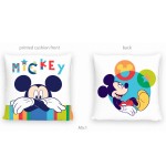 Poduszka dziecięca 40x40 cm w białym kolorze z nadrukiem Myszki Miki. Przód z postacią Miki oraz napisem MICKEY w kolorowych literach, tył z Miki w kolorowych okręgach. Produkt z miękkiego materiału, idealny do pokoju dziecięcego.