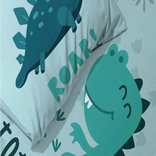 Turkusowa pościel bawełniana dla dzieci 100x135 cm z dinozaurami. Na poszewce widoczny uśmiechnięty dinozaur i stegozaur z napisem ROAR!. Wzór na tle w jasnym odcieniu, idealna dla chłopców.