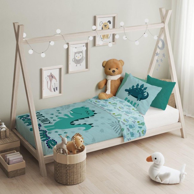 Pościel bawełniana dla dzieci 100x135 cm w kolorze turkusowym z motywem dinozaurów. Widoczna poszwa z grafiką dinozaurów i napisami, poduszki w jednolitym turkusie oraz jasnym odcieniu. Pościel na łóżku w otoczeniu pluszowych zabawek i dekoracji.