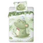 Pościel bawełniana dla dzieci 100x135 cm, z zielonym wzorem przedstawiającym uroczego krokodyla z różową muszką i ptaszkiem na głowie. Tło ozdobione liśćmi w odcieniach zieleni, idealna dla chłopca. Pozycja leżąca na białym tle.
