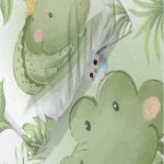 Pościel bawełniana dla dzieci 100x135 cm w zielonym kolorze, z nadrukiem małego krokodyla i ptaszka na tle roślinnych motywów. Widok z góry, złożona na łóżku. Materiał gładki, przyjemny w dotyku. Idealna dla chłopca.