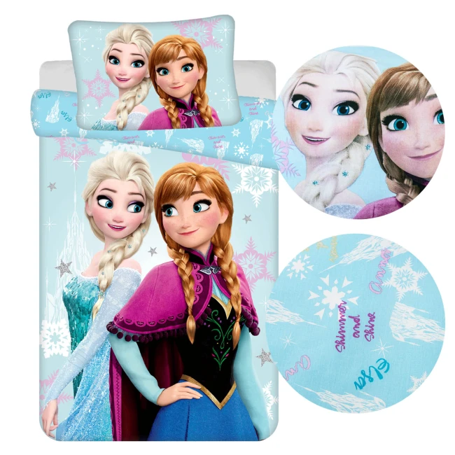 Pościel bawełniana dla dzieci 100x135 cm w motywie Krainy Lodu, z wizerunkami Elsy i Anny. Poduszka i kołdra w jasnoniebieskim kolorze, z różowymi akcentami i wzorami śnieżynkami. Materiał gładki, przyjemny w dotyku.