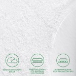 Ochraniacz na materac 90x160 cm w kolorze białym, wykonany z tkaniny z 67% bawełny i 33% poliestru. Widoczna tekstura materiału oraz zakładka z informacjami o składzie. Produkt leży na gładkim tle.