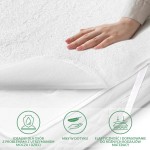 Ochraniacz na materac 90x160 cm w kolorze białym, wykonany z miękkiego materiału. Widoczna ręka dotykająca powierzchni. Produkt jest elastyczny, dopasowujący się do różnych rodzajów materacy, idealny dla osób z problemami z utrzymaniem moczu.