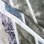 Pościel bawełniana 160x200 Bluewave w niebieskim odcieniu, zdobiona geometrycznym wzorem. Widoczny zamek błyskawiczny w białym kolorze, tkanina o lekko teksturowanej powierzchni. Ujęcie zbliżeniowe na detal i wzór.