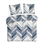 Pościel bawełniana 220x200 Bluewave w niebieskim geometrycznym wzorze, złożona na łóżku. Komplet zawiera poszewki na poduszki w tym samym wzorze, z wyraźnymi, ukośnymi pasami w odcieniach niebieskiego, szarości i bieli.