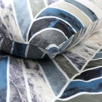 Pościel bawełniana 220x200 Bluewave w odcieniach niebieskiego, z geometrycznym wzorem w biało-szare pasy. Widoczne poduszki z zaokrąglonymi krawędziami na tle wzorzystej poszwy. Materiał ma lekko teksturowaną powierzchnię.