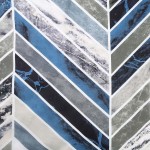 Pościel bawełniana 220x200 Bluewave w geometryczny wzór. Dominują odcienie niebieskiego, szarości i czerni, z białymi krawędziami wzorów w zygzaku. Materiał gładki, z subtelnym połyskiem. Produkt leży na jednolitym tle.