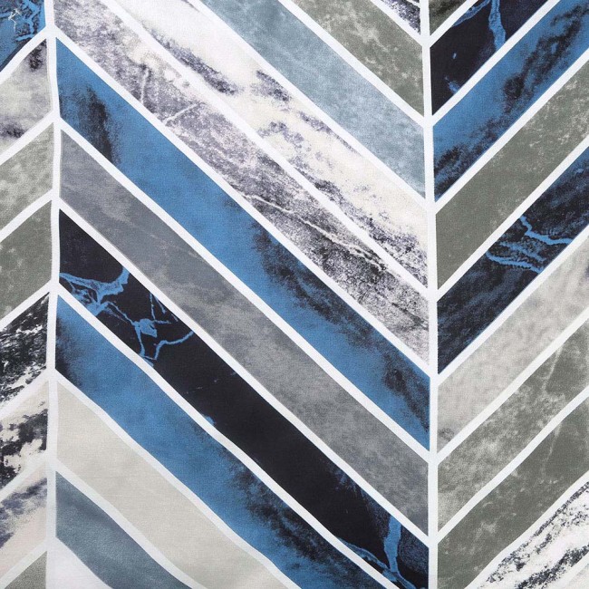 Pościel bawełniana 220x200 Bluewave w geometryczny wzór. Dominują odcienie niebieskiego, szarości i czerni, z białymi krawędziami wzorów w zygzaku. Materiał gładki, z subtelnym połyskiem. Produkt leży na jednolitym tle.