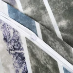 Pościel bawełniana 220x200 Bluewave w niebieskim geometrycznym wzorze. Widoczny zamek błyskawiczny, materiał o delikatnej fakturze. Kolory: niebieski, szary, biały. Pozycja ułożona na płasko, z widoczną strukturą tkaniny.