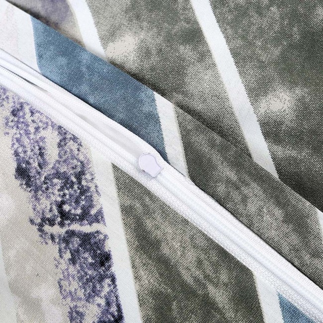 Pościel bawełniana 220x200 Bluewave w niebieskim geometrycznym wzorze. Widoczny zamek błyskawiczny, materiał o delikatnej fakturze. Kolory: niebieski, szary, biały. Pozycja ułożona na płasko, z widoczną strukturą tkaniny.