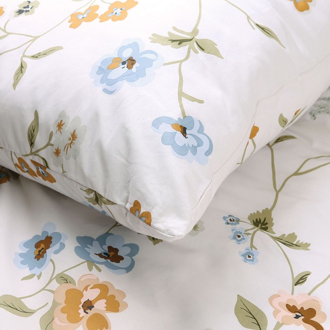 Pościel bawełniana 140x200 w kolorze białym, zdobiona pastelowymi kwiatami w odcieniach niebieskiego, żółtego i różowego. Zestaw zawiera poszewkę na poduszkę oraz poszwę na kołdrę, ułożony na gładkim tle.
