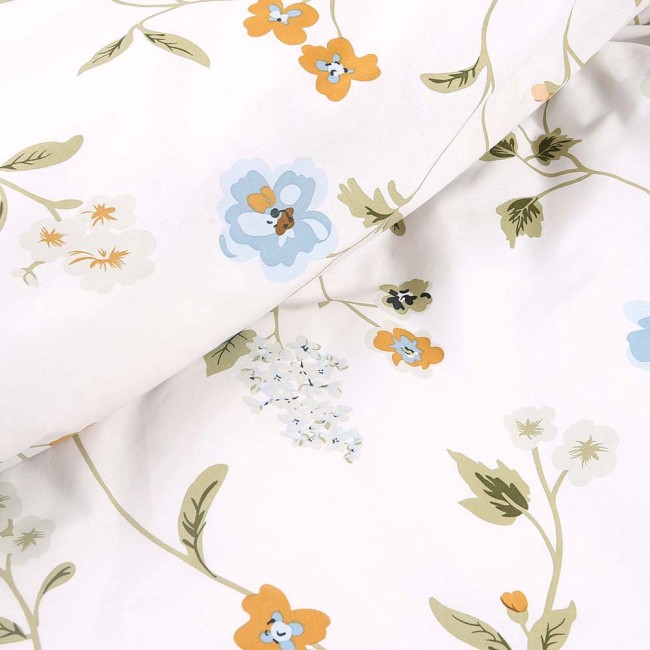 Pościel bawełniana 140x200 cm w białym kolorze z kolorowym kwiatowym wzorem. Widoczne różnokolorowe kwiaty, liście w odcieniach zieleni. Tkanina gładka, zbliżenie na detale wzoru.