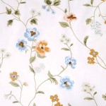 Pościel bawełniana 220x200 w kolorze białym, zdobiona kolorowymi kwiatami w odcieniach błękitu, pomarańczy i zieleni. Wzór floralny z delikatnymi liśćmi, idealna do sypialni, zapewniająca świeży i wiosenny wygląd.