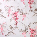 Pościel bawełniana 140x200 cm w beżowym kolorze z różowymi kwiatami na jasnym tle. Wzór florystyczny z delikatnymi zielonymi liśćmi. Materiał gładki, bez widocznych napisów czy logotypów. Ułożona na płasko, z bliska ukazująca detale wzoru.