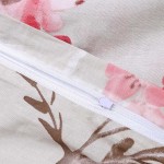 Pościel bawełniana 140x200 Rozalia w beżowym kolorze z różowymi kwiatami, z widocznym zamkiem błyskawicznym, pokazującym detal tkaniny. Wzór kwiatowy, naturalna tekstura materiału, idealna do sypialni.