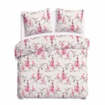 Pościel bawełniana 180x200 w beżowym kolorze z różowymi kwiatami. Zestaw składa się z poszwy na kołdrę i dwóch poduszek. Wzór kwiatowy z delikatnymi liśćmi, materiał gładki, ułożony w pozycji leżącej na białym tle.