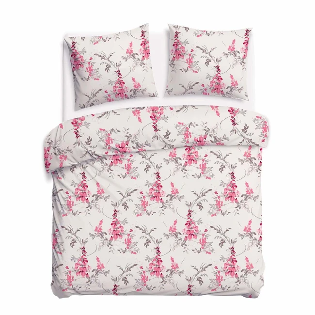 Pościel bawełniana 180x200 w beżowym kolorze z różowymi kwiatami. Zestaw składa się z poszwy na kołdrę i dwóch poduszek. Wzór kwiatowy z delikatnymi liśćmi, materiał gładki, ułożony w pozycji leżącej na białym tle.