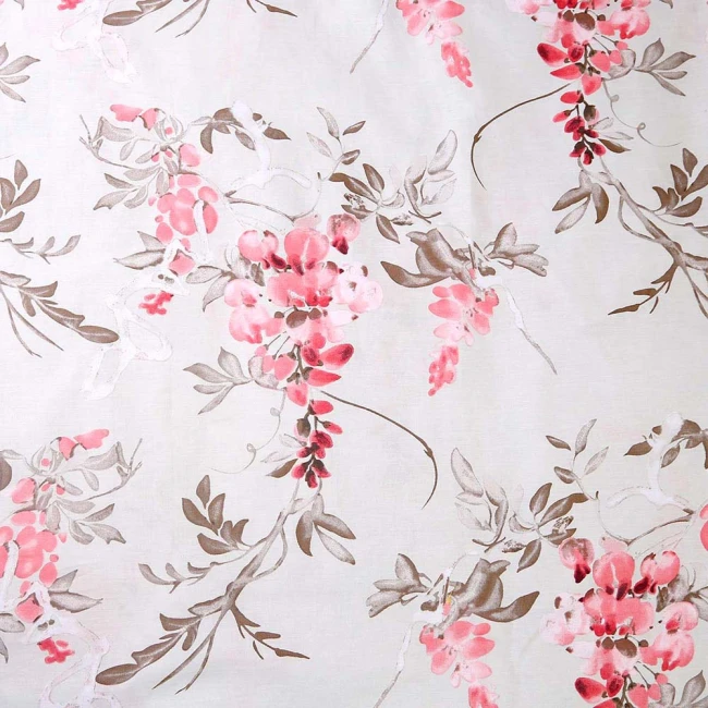 Pościel bawełniana 180x200 w kolorze beżowym z wzorem różowych kwiatów i zielonymi liśćmi. Materiał gładki, z delikatnym połyskiem. Zbliżenie na tkaninę, ukazujące szczegóły nadruku florystycznego.