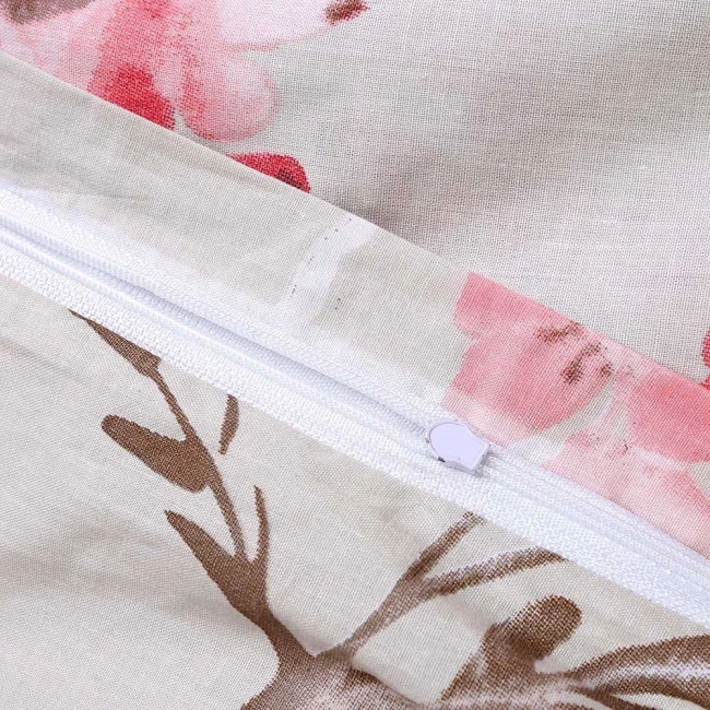 Pościel bawełniana 180x200 Rozalia w beżowym kolorze z różowymi kwiatami. Zamek błyskawiczny na poduszce, tekstura materiału gładka, wzór z delikatnymi gałązkami. Idealna do sypialni, na jasnym tle.