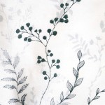 Pościel bawełniana 200x220 See Blossom w kolorze białym z niebieskimi kwiatami. Wzór roślinny z delikatnymi gałązkami i listkami, o matowej fakturze. Produkt leży na jasnym tle, ukazując szczegóły nadruku.