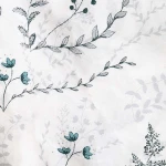 Pościel bawełniana 200x220 See Blossom w bieli z niebieskimi kwiatami, przedstawiająca delikatne wzory roślinne. Materiał gładki, z subtelnym połyskiem, idealna do sypialni.