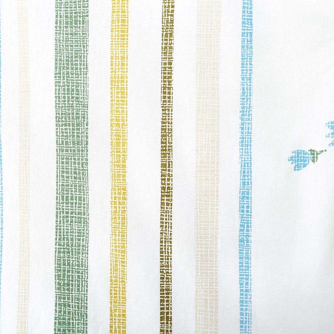 Biała pościel bawełniana 160x200 Sunny Meadow z letnim motywem łąki, z różnokolorowymi pionowymi paskami w odcieniach zieleni, żółci, beżu i błękitu. Widoczne delikatne kwiatowe detale na tle.