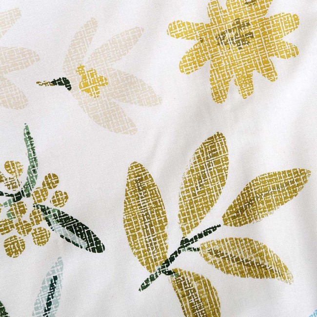 Biała pościel bawełniana 160x200 cm z letnim motywem łąki, przedstawiająca żółte kwiaty i zielone liście na jasnym tle. Materiał gładki, z delikatnym wzorem. Pościel w układzie leżącym, bez widocznych napisów czy logo.