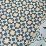 Pościel bawełniana 200x220 Blue Mosaic w niebieskim kolorze z mozaikowym motywem, wykonana z wysokiej jakości bawełny. Widoczne różnokolorowe wzory w formie rombów i gwiazd na jasnym tle. Złożona w prostokąt.