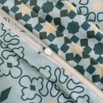 Pościel bawełniana 200x220 cm w niebieskim kolorze z mozaikowym motywem. Widoczny zamek błyskawiczny w jasnym kolorze. Wzory w kształcie kwadratów oraz fal. Materiał bawełniany, miękki i teksturowany.