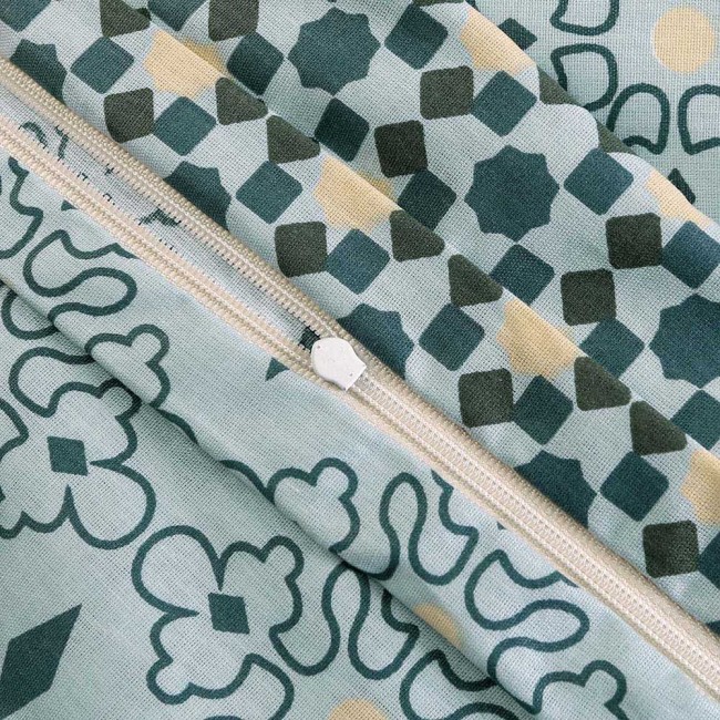 Pościel bawełniana 200x220 cm w niebieskim kolorze z mozaikowym motywem. Widoczny zamek błyskawiczny w jasnym kolorze. Wzory w kształcie kwadratów oraz fal. Materiał bawełniany, miękki i teksturowany.