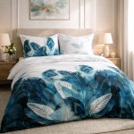 Pościel satyna bawełniana 160x200 cm w kolorze białym z turkusowymi piórami, rozłożona na łóżku. Zestaw obejmuje dwie poszewki na poduszki z tym samym wzorem. W tle widoczna aranżacja wnętrza z roślinnością i dekoracjami.