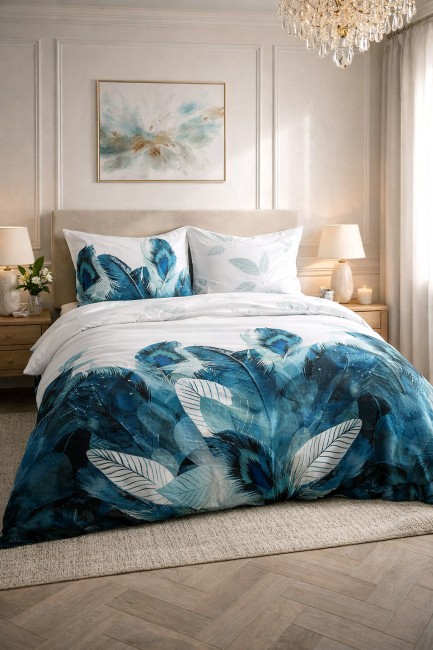 Pościel satyna bawełniana 160x200 cm w kolorze białym z turkusowymi piórami, rozłożona na łóżku. Zestaw obejmuje dwie poszewki na poduszki z tym samym wzorem. W tle widoczna szersza aranżacja wnętrza z roślinnością i dekoracjami.