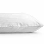 Pościel hotelowa bawełniana, rozmiar 140x200 cm, w białe pasy o szerokości 1 cm. Produkt leży na białym tle, widoczny jego kształt oraz struktura materiału. Ukośny brzeg podkreśla estetykę zakładki 30 cm.