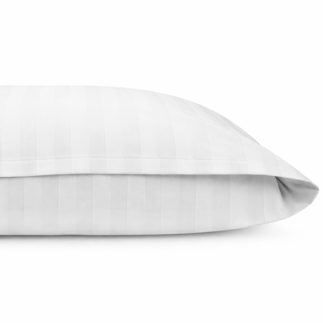 Pościel hotelowa bawełniana 160x200 w pasy 1cm, biała. Produkt leżący, z wyraźnym wzorem poziomych pasów. Widoczny detal zakończenia w formie zakładki 30 cm. Tło proste, co podkreśla teksturę materiału.