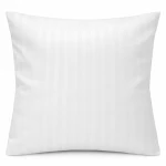 Biała pościel hotelowa bawełniana 220x200 cm w pasy o szerokości 1 cm, wykonana z gładkiego materiału. Widok frontalny, produkt leżący na płaskiej powierzchni, bez dodatkowych elementów. Zapięcie w formie zakładki 30 cm. Brak widocznych napisów i logo.